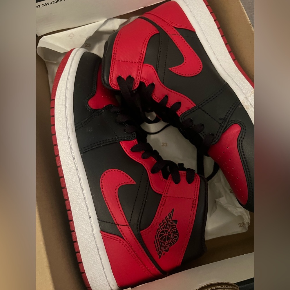 Nike Jordan 1 Mid - Black/Red